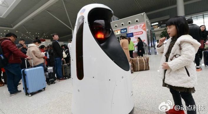 Роботы-полицейские стали патрулировать улицы в Китае_3