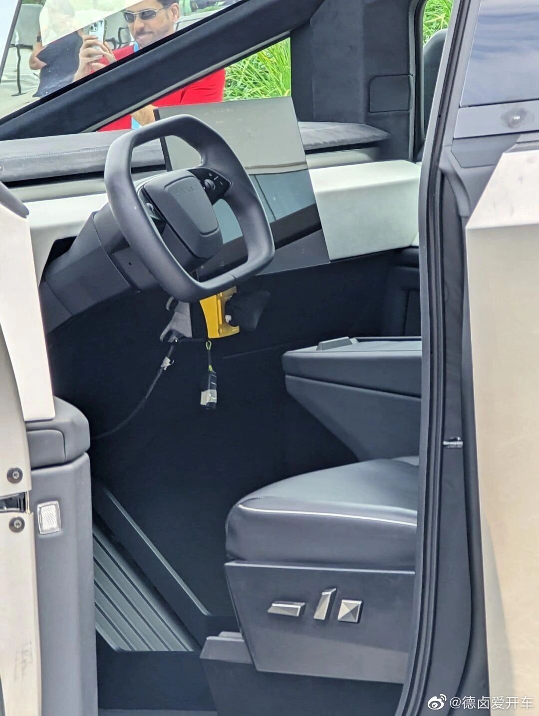 В сеть слили фотографии салона Tesla Cybertruck_4