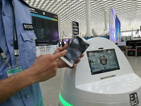 Роботы-полицейские стали патрулировать улицы в Китае_7