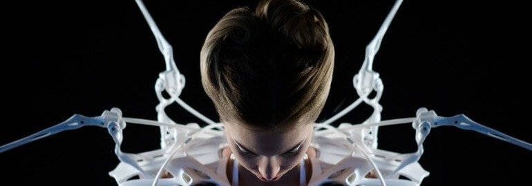 Обложка: MIT Technology Review: искусственный интеллект Amazon может стать законодателем моды