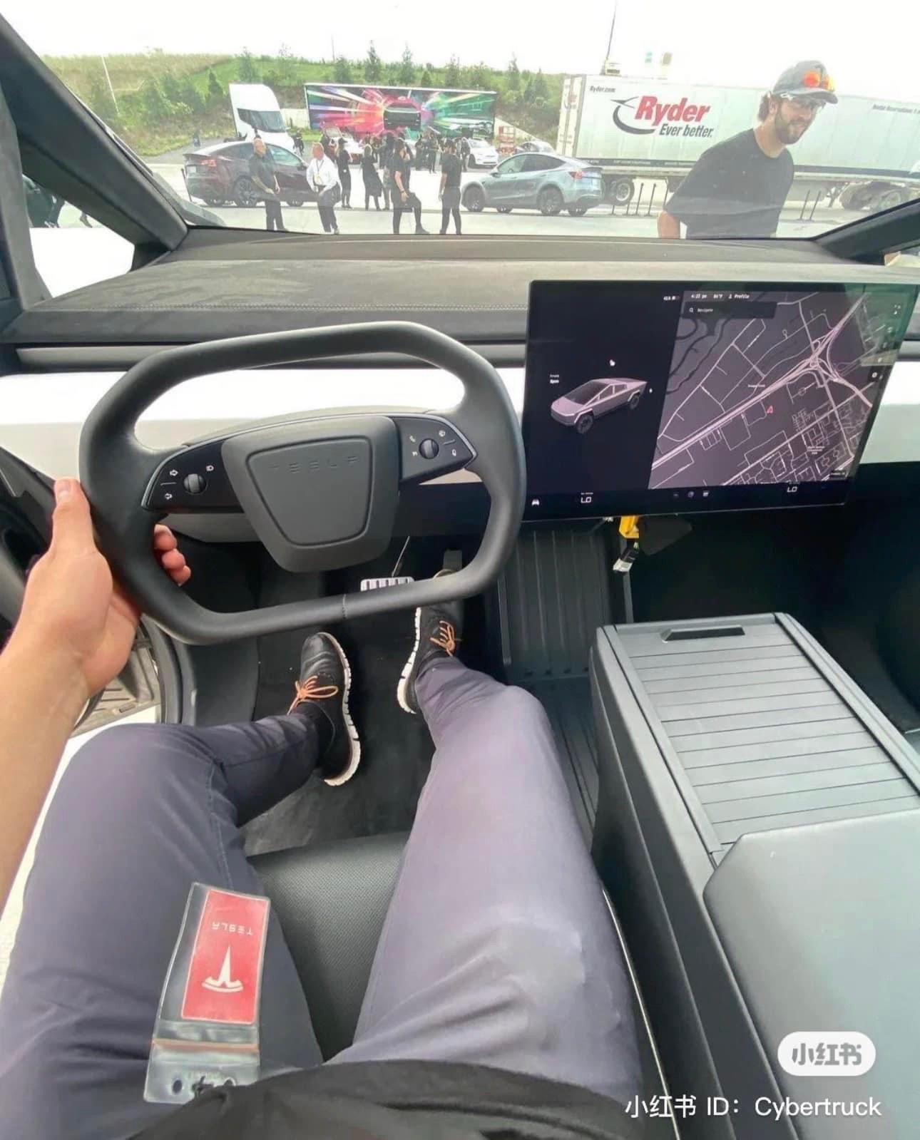 В сеть слили фотографии салона Tesla Cybertruck_3
