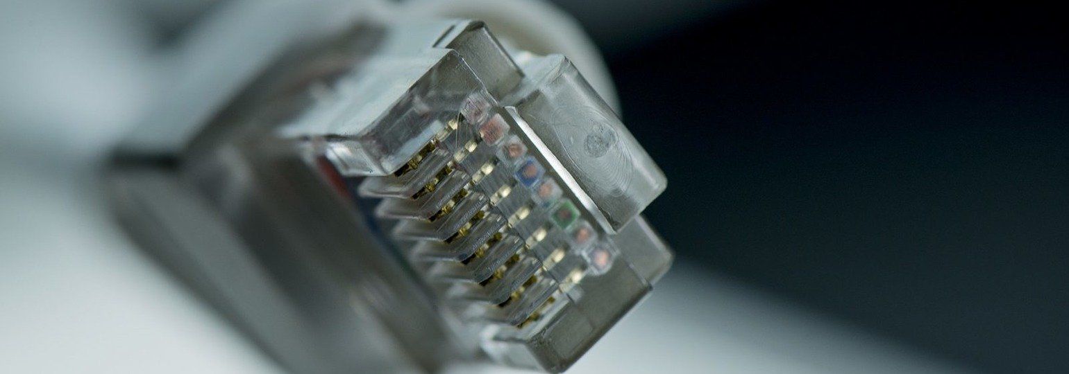Обложка: Системный администратор взломал роутеры MikroTik для их защиты
