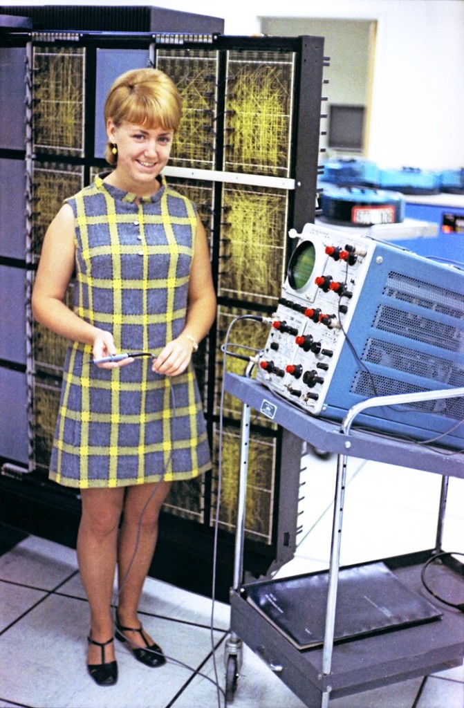 Женщины в Bell Labs 1960-х годов — в фотографиях на фоне огромных ЭВМ тех времён 1