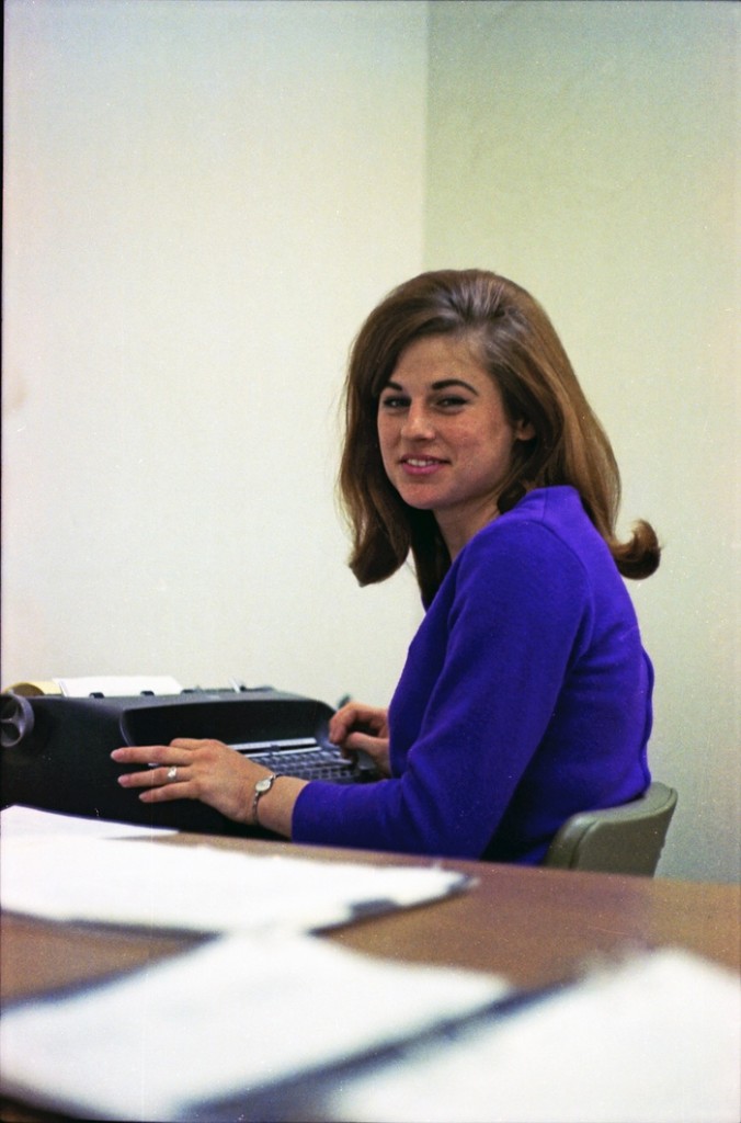 Женщины в Bell Labs 1960-х годов — в фотографиях на фоне огромных ЭВМ тех времён 8