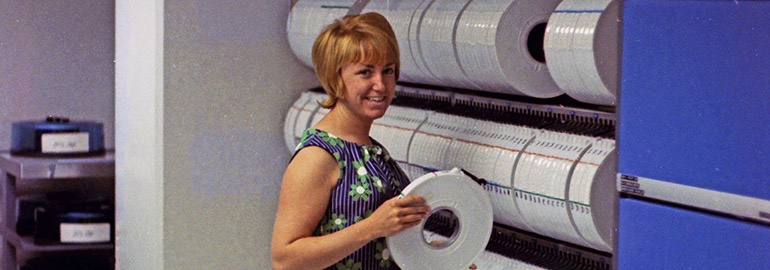Обложка поста Женщины в Bell Labs 1960-х годов — в фотографиях на фоне огромных ЭВМ тех времён