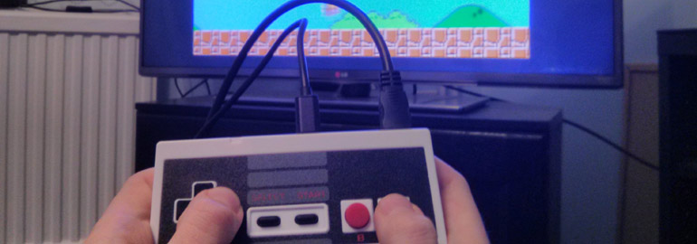 Обложка: Игровая консоль внутри NES-контроллера