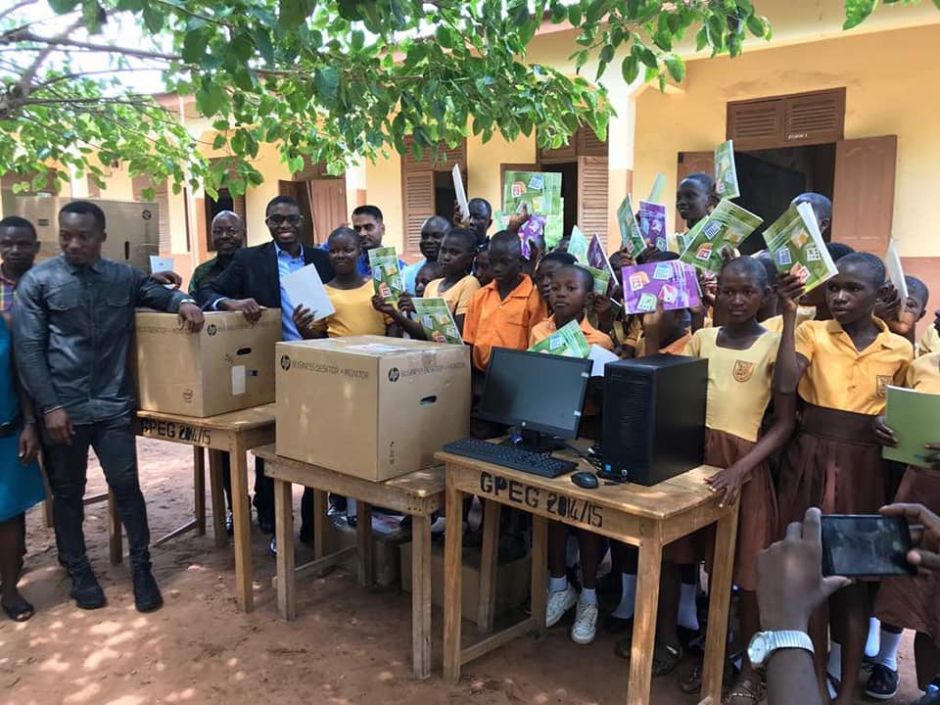 Ученики из Африки получили в подарок книги и компьютеры 1