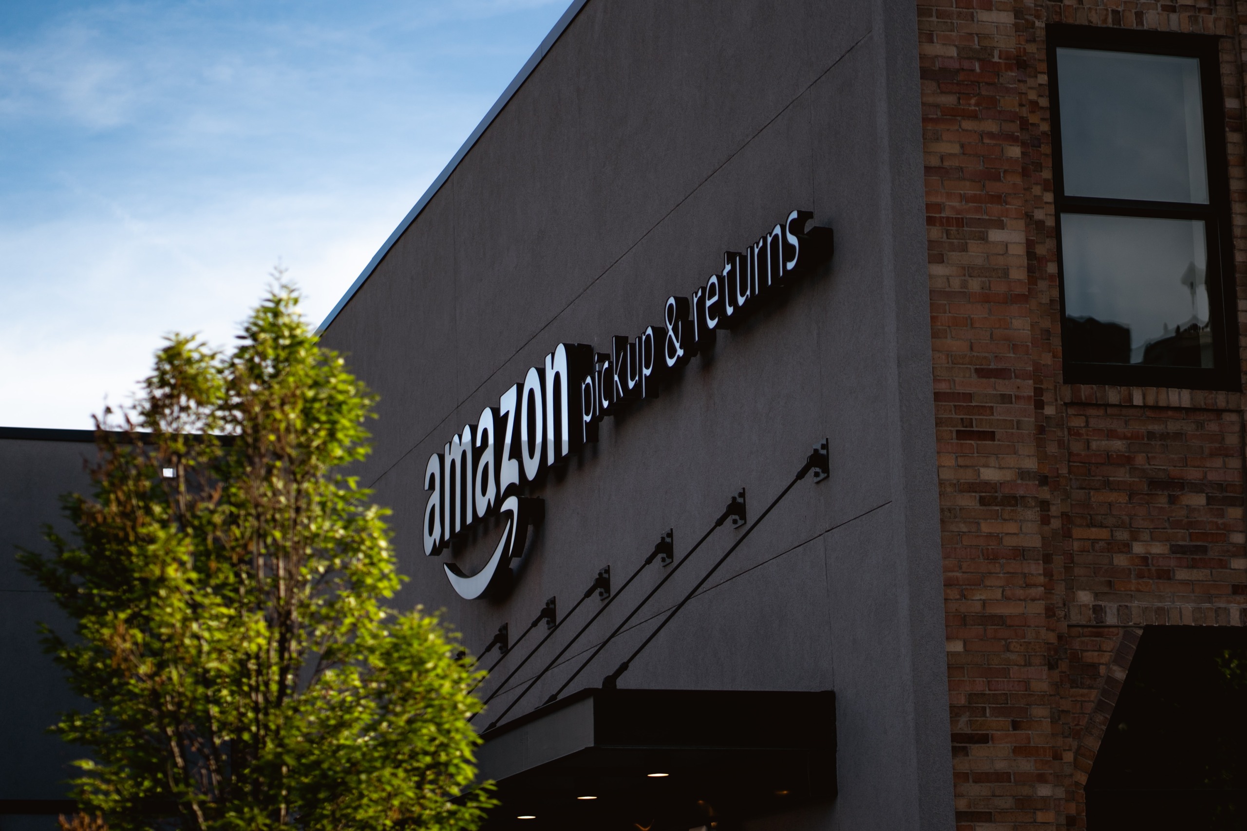 Обложка: Amazon может стать конкурентом Google в ещё одной сфере