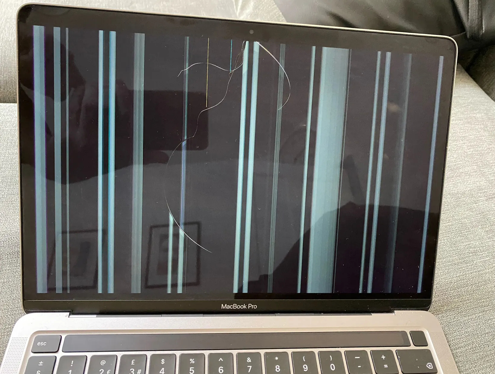 Обложка: На экранах M1 MacBook просто так могут появиться трещины. Apple не всегда чинит макбуки бесплатно