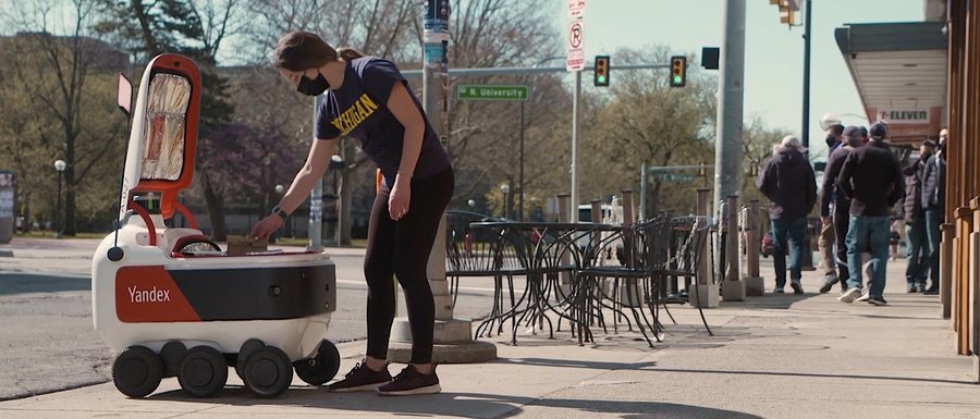 Беспилотные роботы «Яндекса» будут развозить еду студентам в американских колледжах. Выглядит футуристично