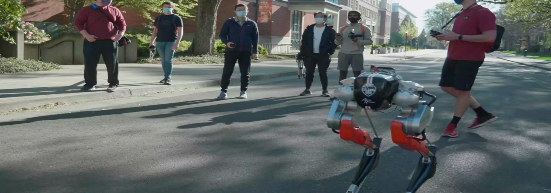 Двуногий робот впервые пробежал 5 км меньше чем за час — с такой скоростью ходит человек. Вот видео