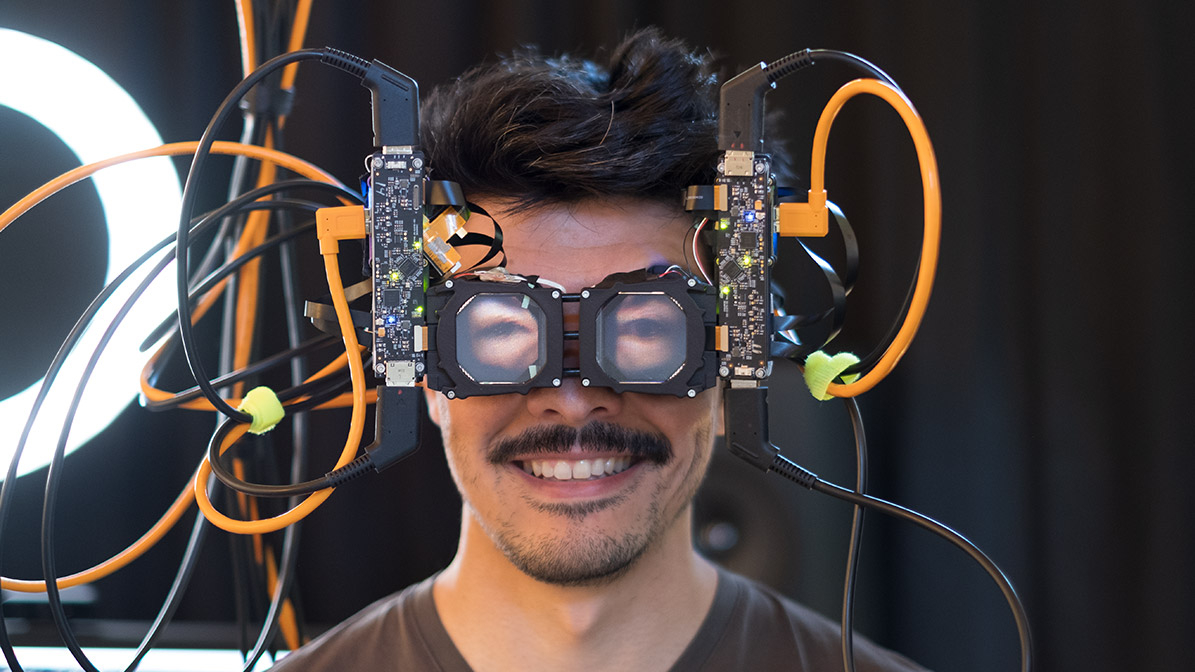 Facebook показала прототип VR-шлема с экранами-глазами. Пока выглядит странно 1