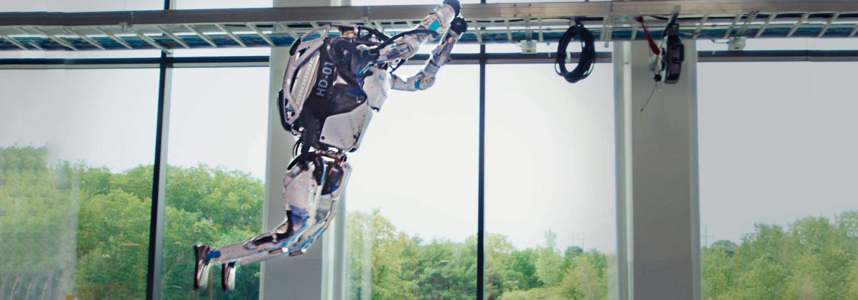 Обложка поста Boston Dynamics научила роботов паркуру. Они одновременно сделали сальто назад — посмотрите сами