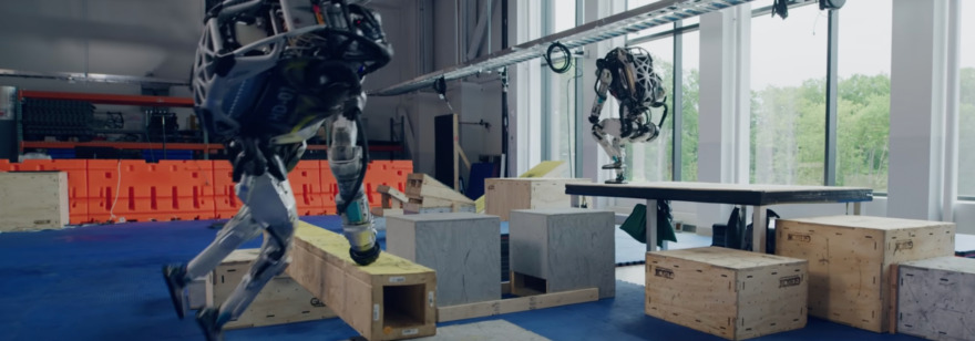 Обложка: Boston Dynamics рассказала, как научила роботов Atlas заниматься паркуром. Машина на каждом этапе сама решает, что ей делать в этой ситуации