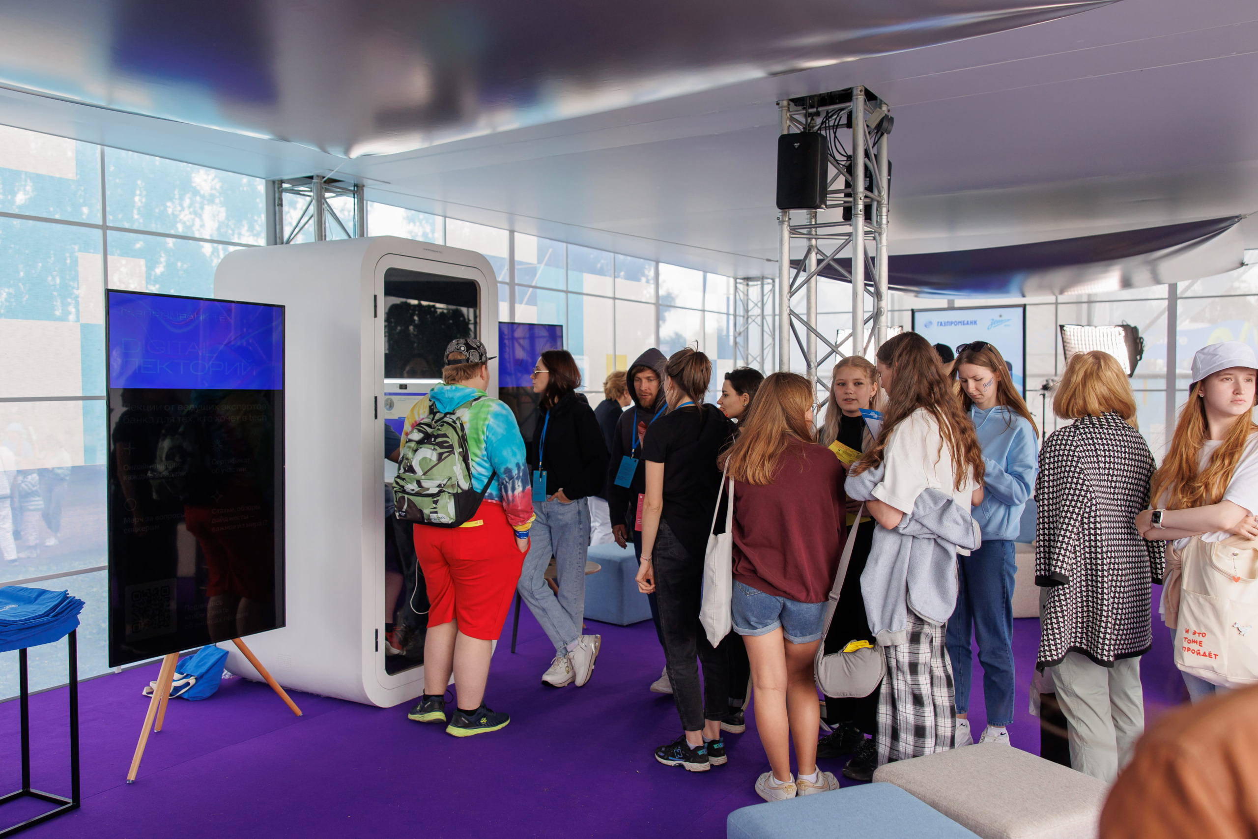 Газпромбанк представил игровой тренажёр собеседования с ИИ на VK Fest 2
