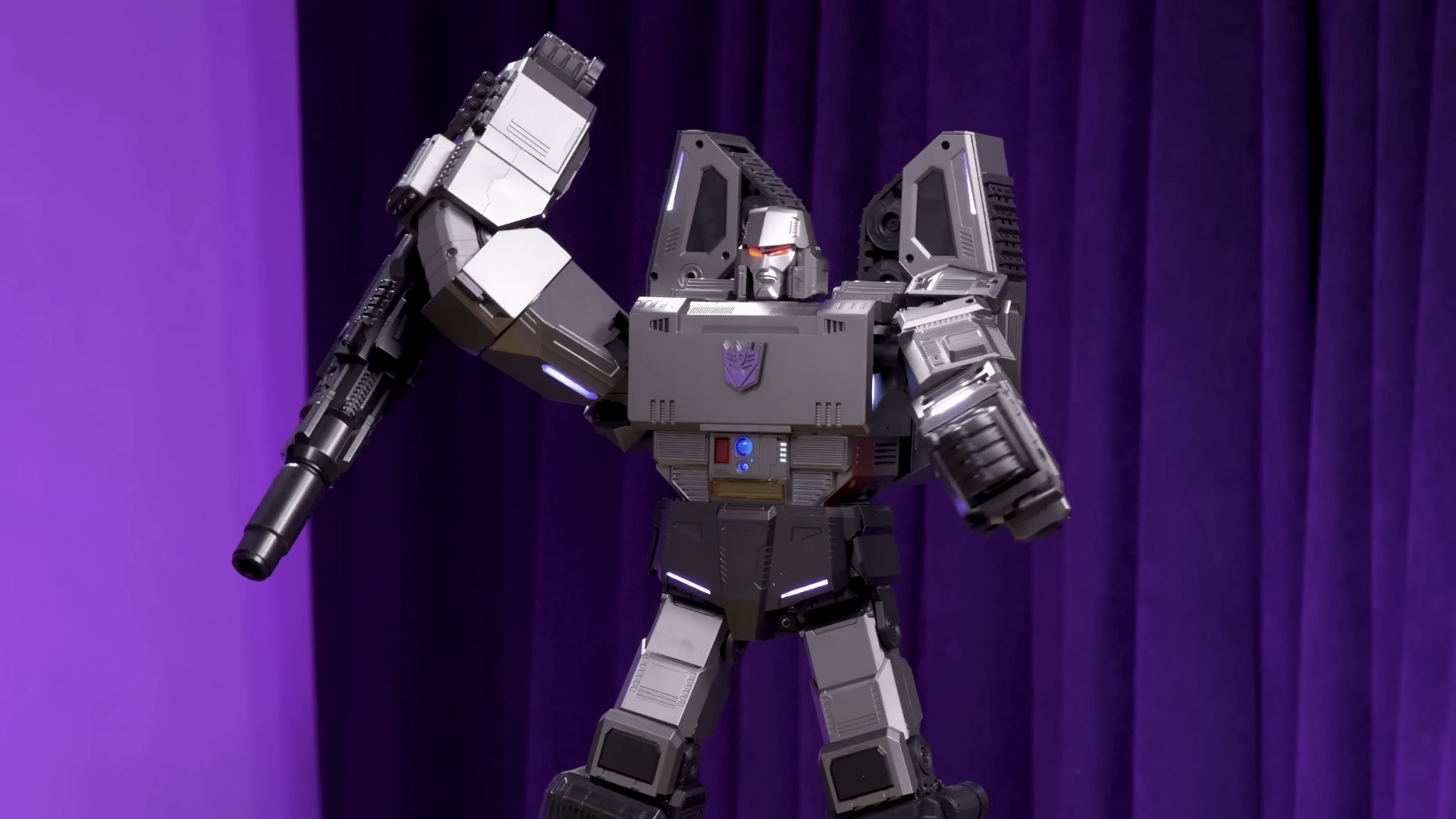 Обложка поста Hasbro «оживила» Мегатрона: игрушка сама превращается из танка в робота за несколько секунд