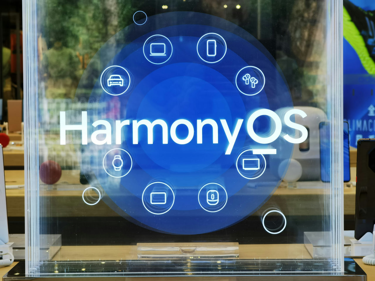 Что происходит с Huawei и HarmonyOS: сможет ли Китай подвинуть iOS, Android и Linux
