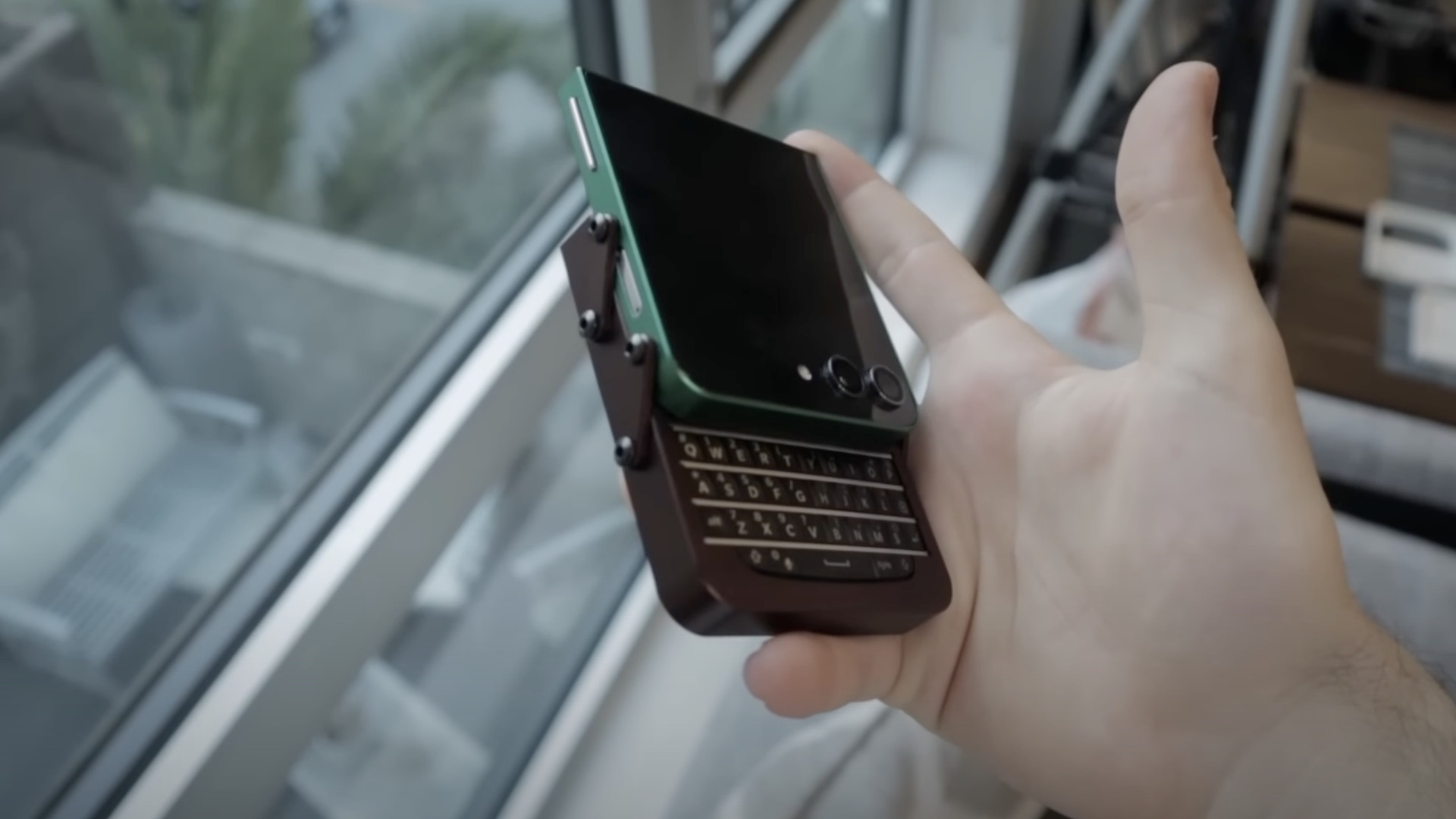 Сломанный Galaxy Z Flip5 + клавиатура BlackBerry Q10 = необычный современный слайдер