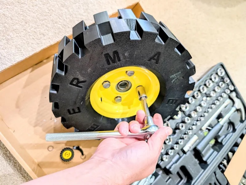 10-дюймовая «шина LEGO»: энтузиаст создал колесо для дровокола