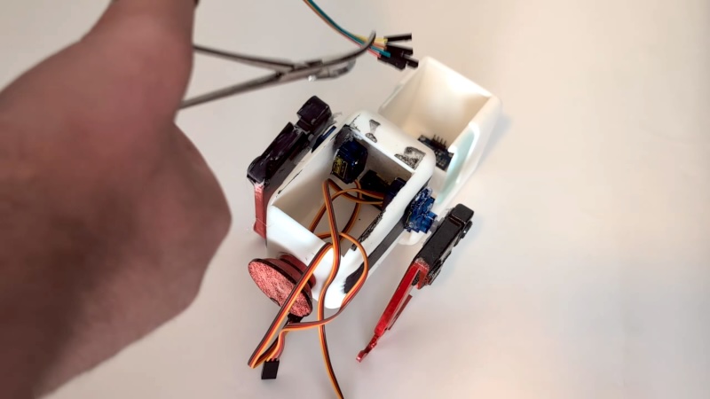 «Забытый брат» ВАЛЛ-И ожил: энтузиаст собрал рабочего BURN-E