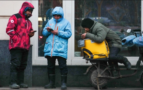 Курьер vs IT-специалист: где платят больше и куда идти в 2025 году? 2