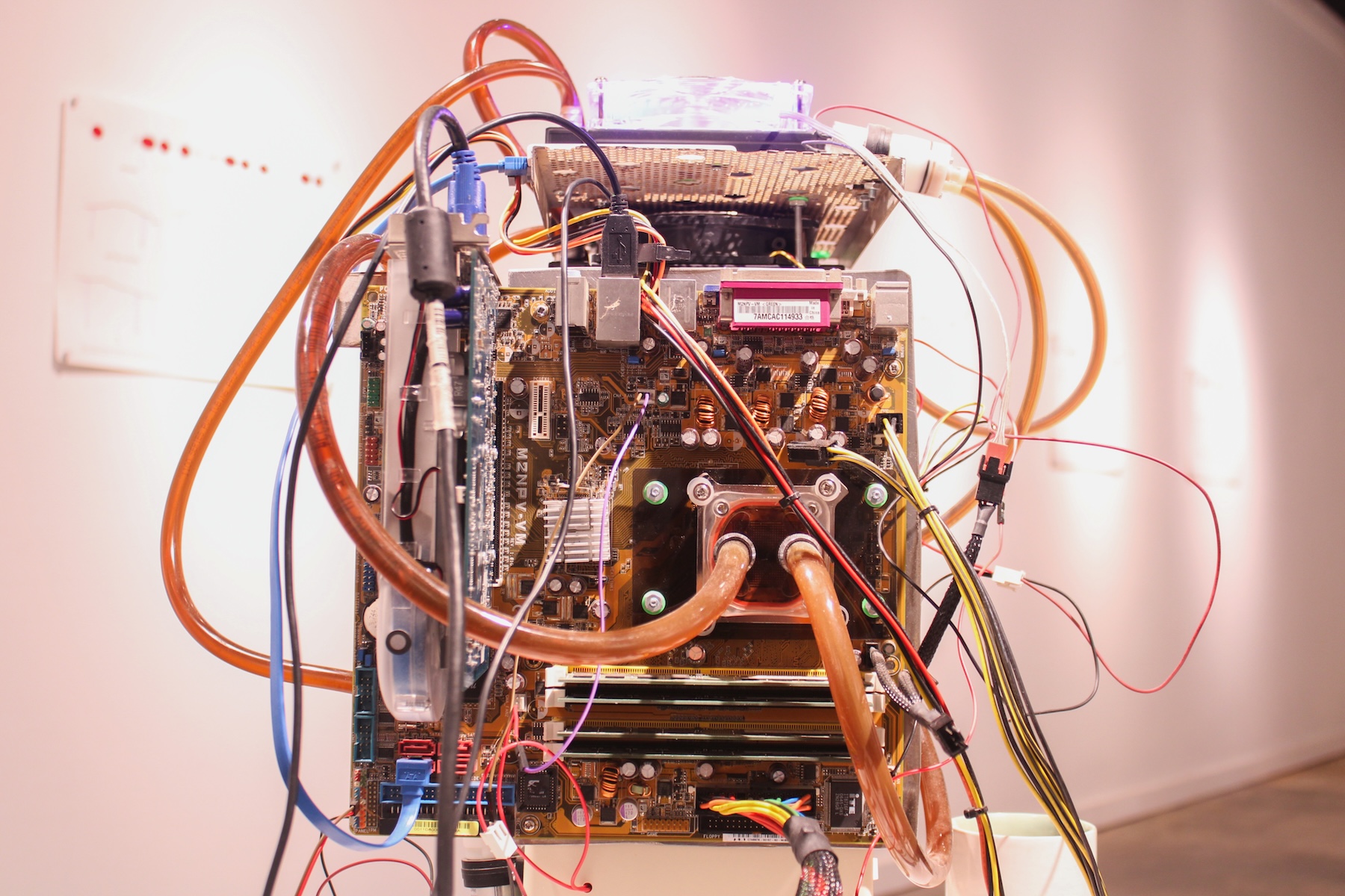 Coffeematic PC: художник превратил кофеварку 1980-х в абсурдный, но рабочий компьютер 6