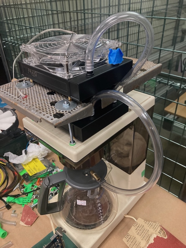 Coffeematic PC: художник превратил кофеварку 1980-х в абсурдный, но рабочий компьютер 2